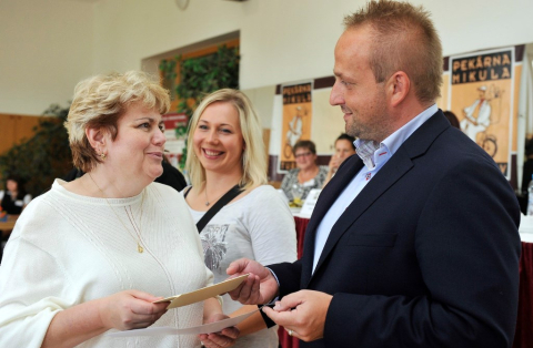 Z rukou Jiřího Mikuly přebírá hlavní výhru za svého zetě pana Kakose paní Dana Mertová